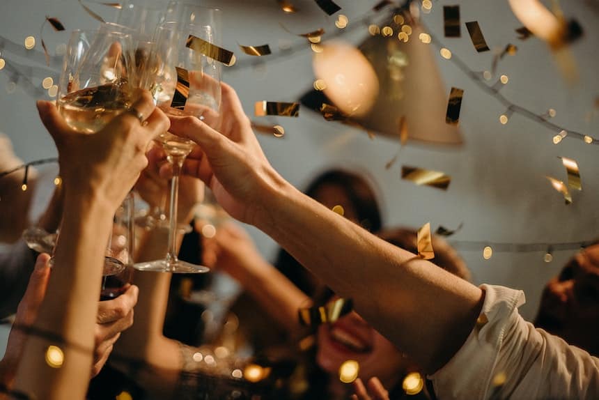 Brindis de personas en fin de año
