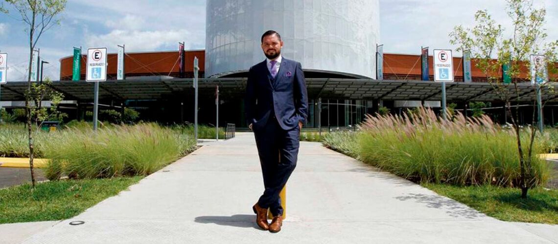 hombre de negocios frente a cccr